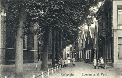 11503 Gezicht in de Dorpsstraat met bebouwing te Loenen uit het zuiden; met links de N.H. kerk (Dorpsstraat ...